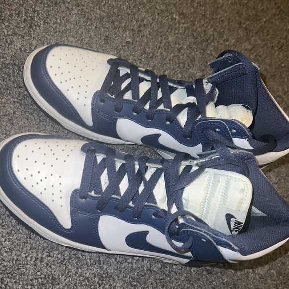 Nike - Picture 3 of 4